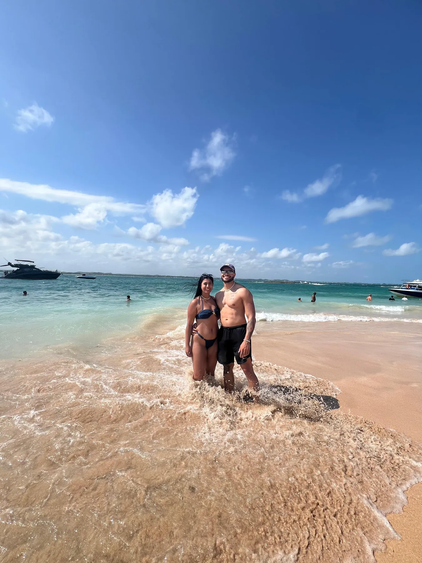 Casal aproveita o mar claro na Ilha de Santo Aleixo