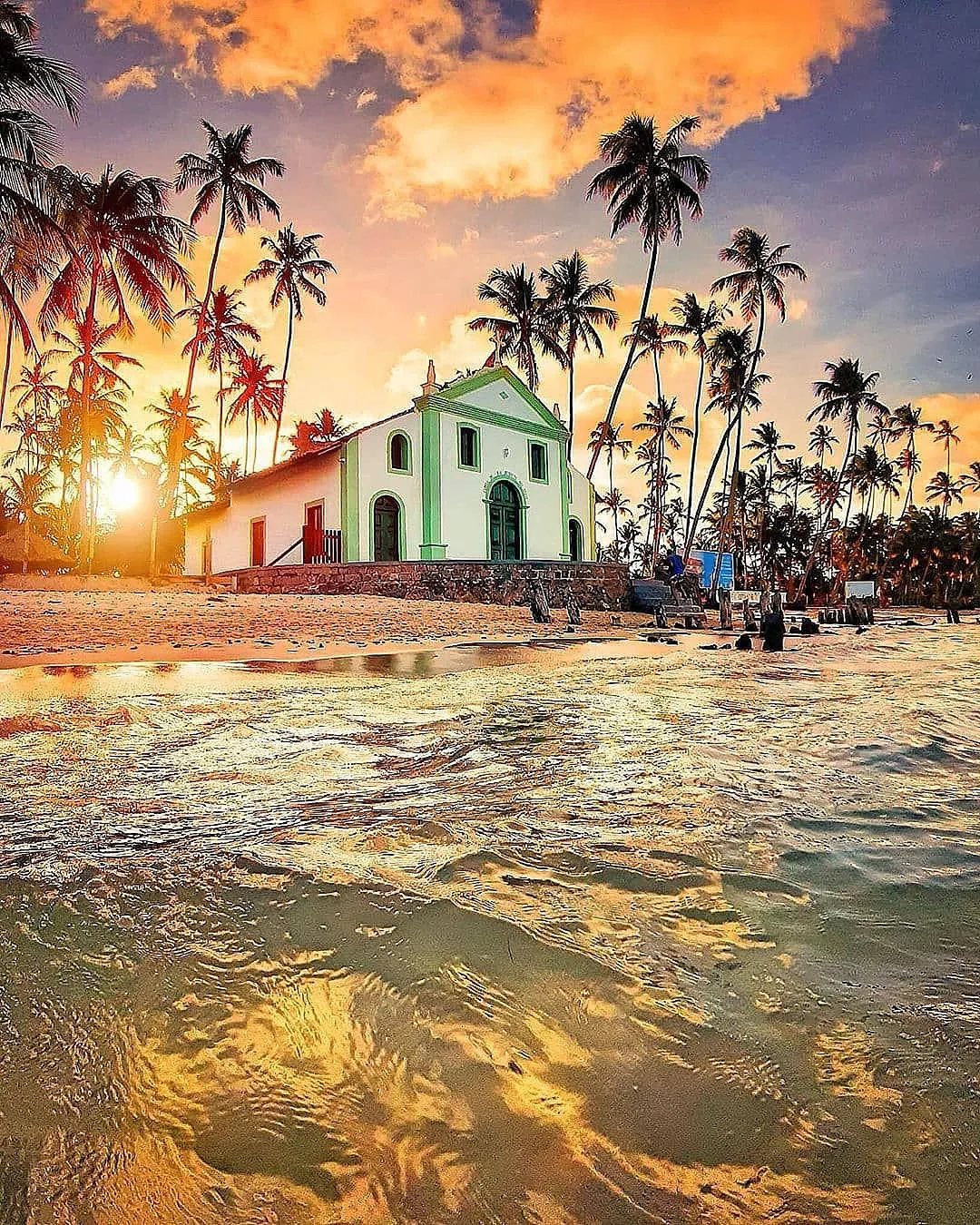 Capela e coqueiros no litoral de Pernambuco