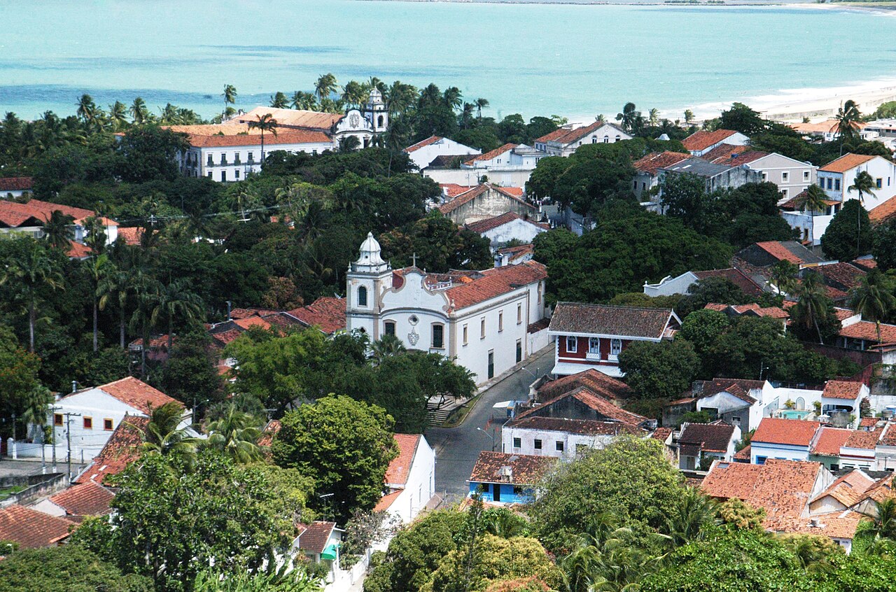 Vista do centro histórico de Olinda com igrejas e casario